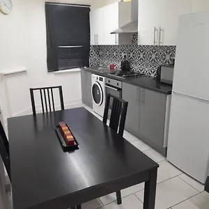 Apartment Two Bedroom Close To Central, London