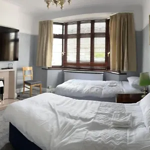 Holiday home Amazing And Romantic O2 Arena 4 Bedrooms House Free Parking, London