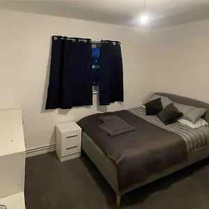 Apartment Lovely Spacious Entire 1 Bedroom - New Management, London