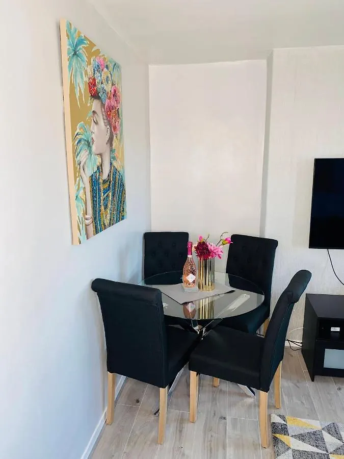 Bright, Spacious, Modern Interior Decor 2 Bedrooms Apartment With Amazing Views Londres